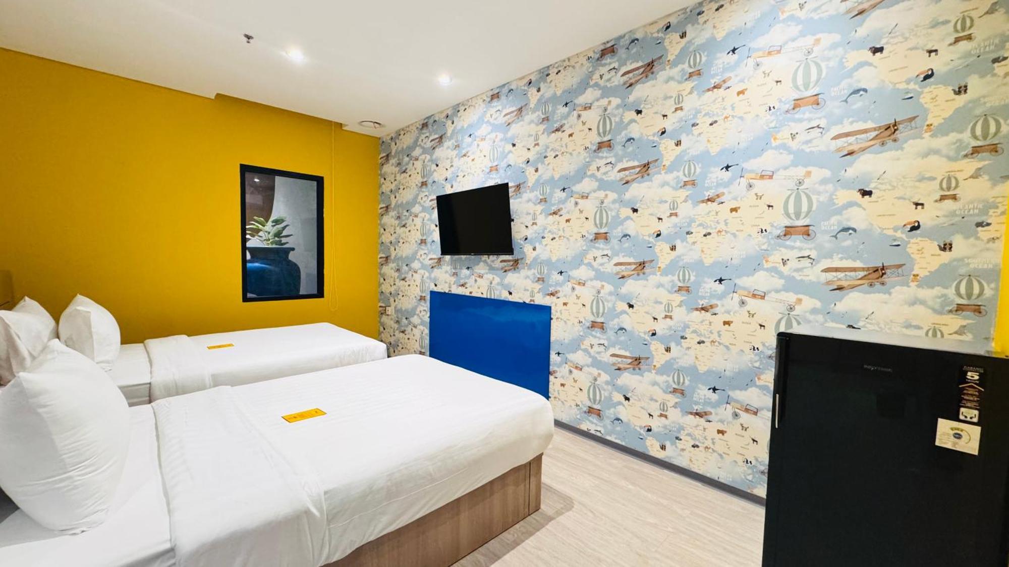 Yellow Bee Resort Cililitan Jakarta Exterior photo
