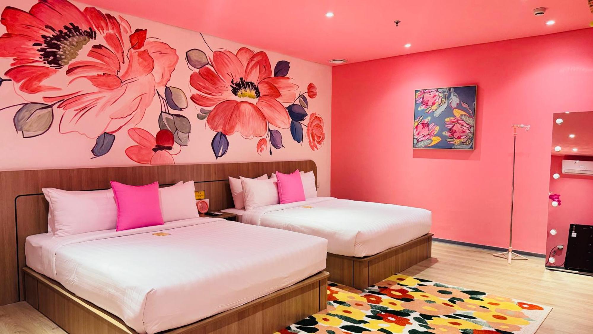 Yellow Bee Resort Cililitan Jakarta Exterior photo