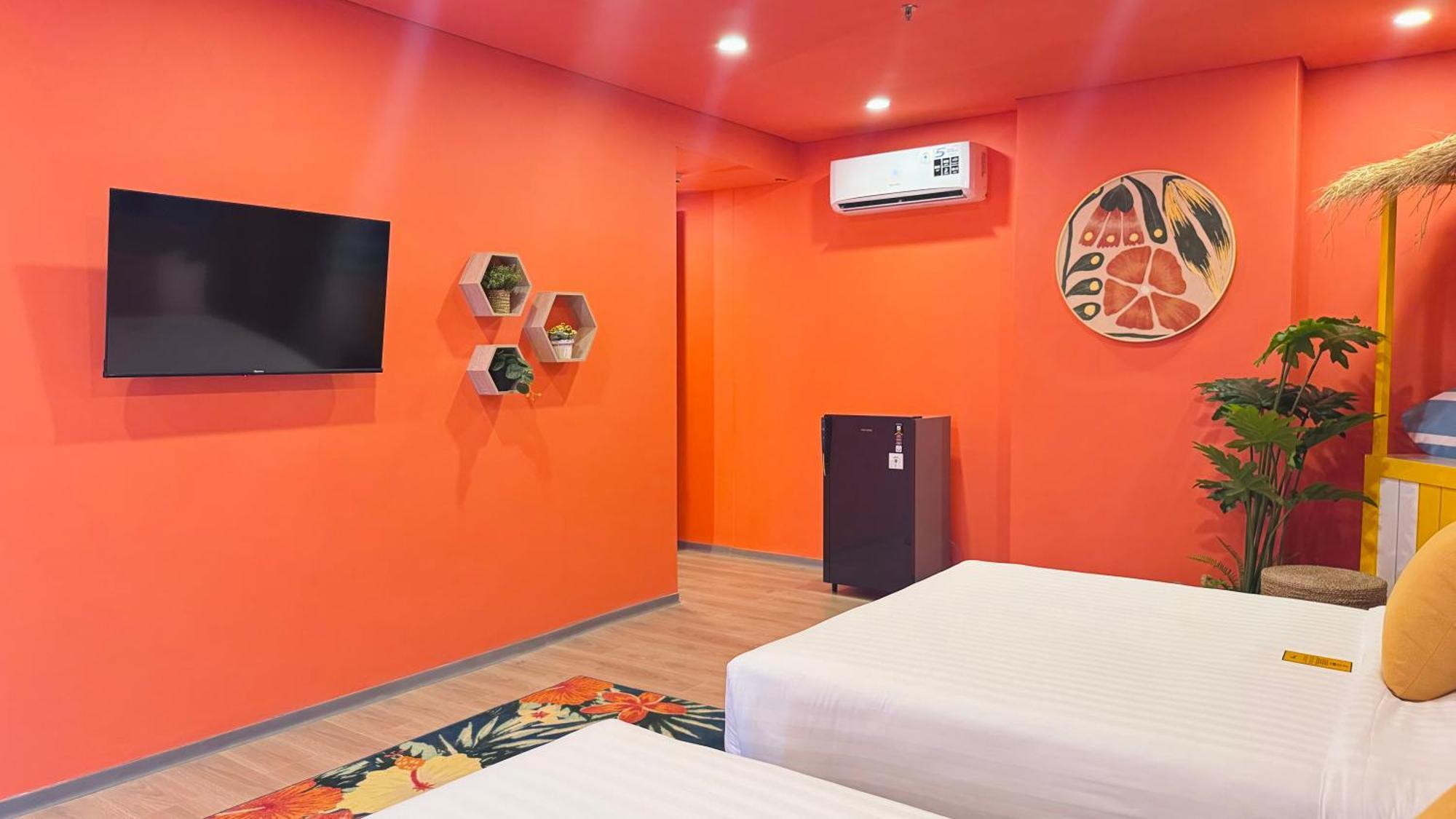 Yellow Bee Resort Cililitan Jakarta Exterior photo