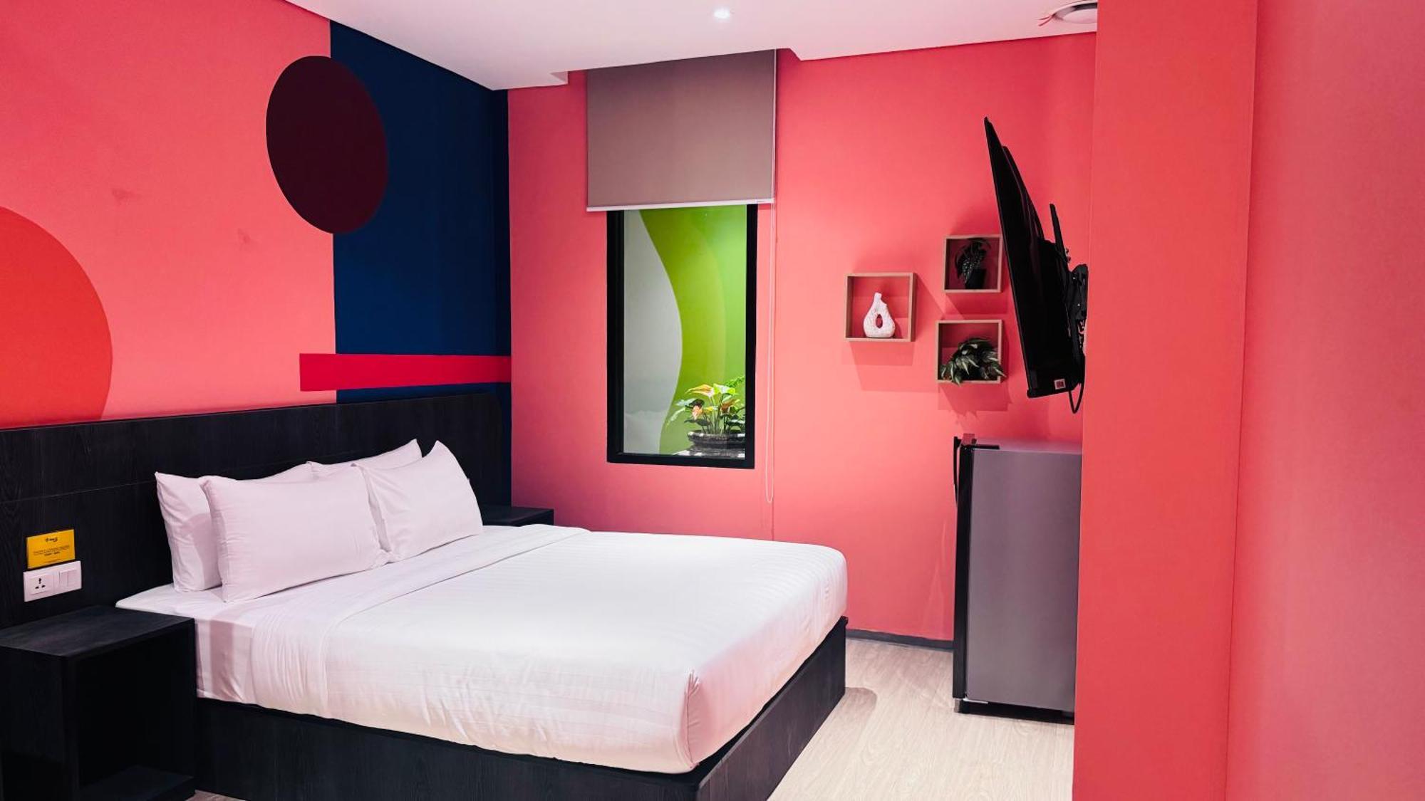 Yellow Bee Resort Cililitan Jakarta Exterior photo