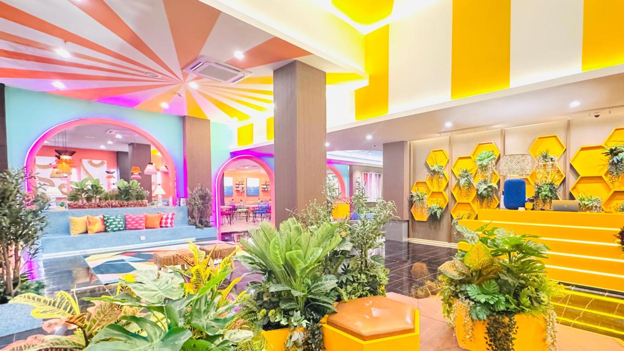 Yellow Bee Resort Cililitan Jakarta Exterior photo